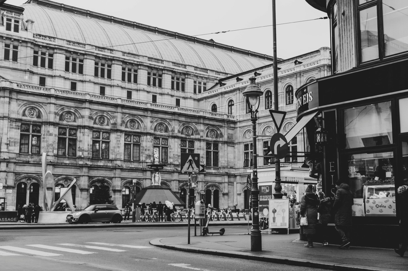 Die Wiener Staatsoper an der Ringstraße, Schwarz-Weiß-Aufnahme